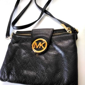 MICHAEL KORS Fulton Large Pebble Leather Crossbody in Black